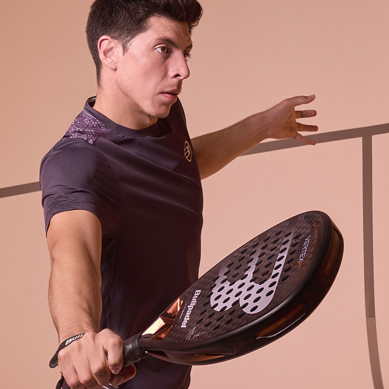 Joueur de padel Juan Tello en action